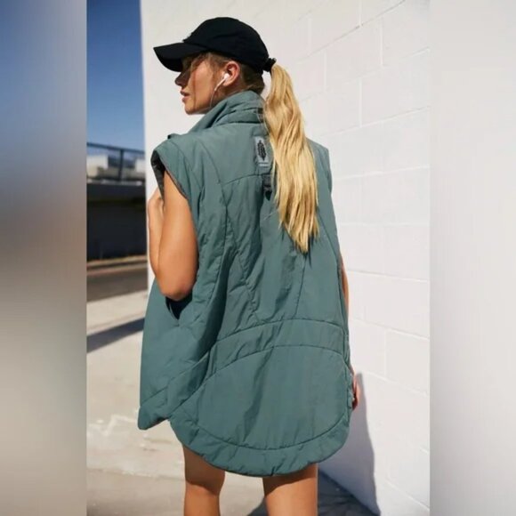NWT Free People Movement Slalom Reversible Fleece Vest In Midnight Jade. sz Med - Picture 2 of 7